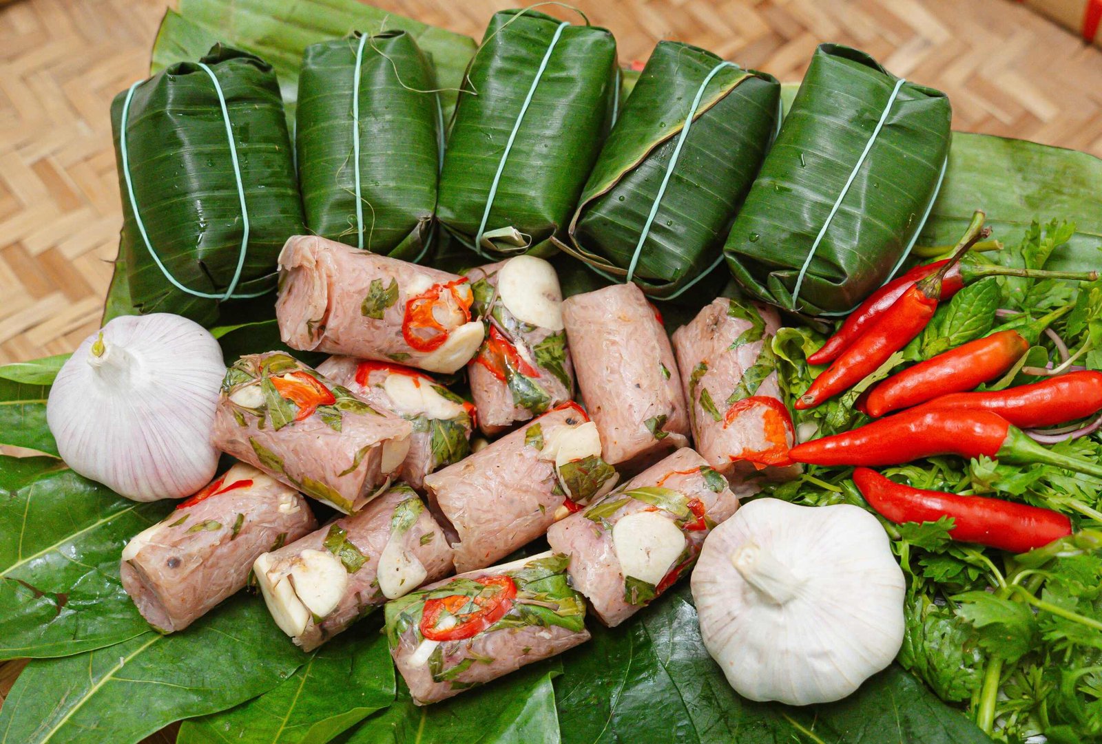 Nem chua Thanh Hóa bày cùng lá xanh, tỏi và ớt